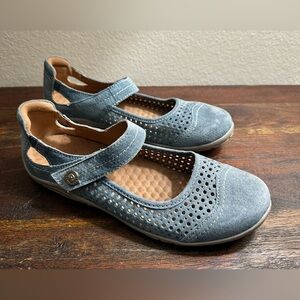 Easy spirit blue suede Mary Jane’s women’s size 9M